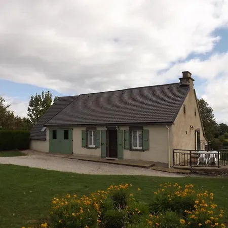 Holiday home Maison Renovee Avec Cour, Terrasse Et Garage Pres Du Parc Des Volcans D'auvergne - Fr-1-742-265 *