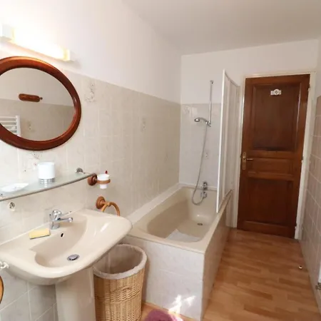 Dom wakacyjny Maison Renovee Avec Cour, Terrasse Et Garage Pres Du Parc Des Volcans D'auvergne - Fr-1-742-265