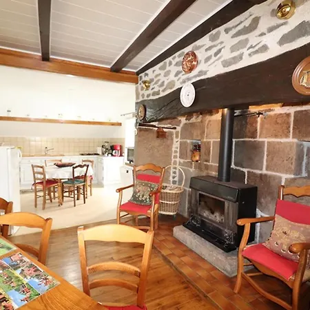 Dom wakacyjny Maison Renovee Avec Cour, Terrasse Et Garage Pres Du Parc Des Volcans D'auvergne - Fr-1-742-265