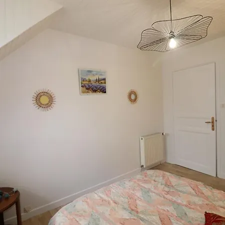 Maison Renovee Avec Cour, Terrasse Et Garage Pres Du Parc Des Volcans D'auvergne - Fr-1-742-265 * Le Monteil (Cantal)